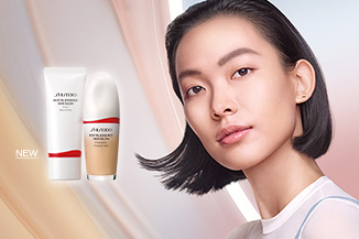 Image avec le fond de teint Revitalessence Skin Glow et la nouvelle base Revitalessence